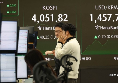 [Photo] Busy Dealing Room