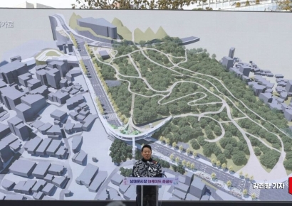 [포토] 남대문시장 아케이드 조성 관련 설명하는 오세훈 서울시장
