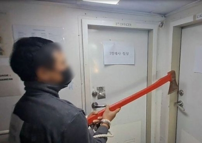 부산서 도끼 들고 선장 침실문 두드린 선원들, 결국…