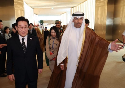 이 대통령, 아부다비 도착…UAE는 전투기 4대로 호위 비행