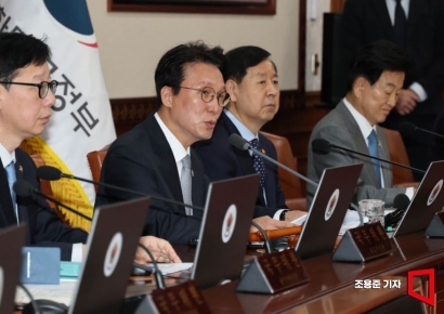 [포토] 국무회의에서 발언하는 김민석 총리