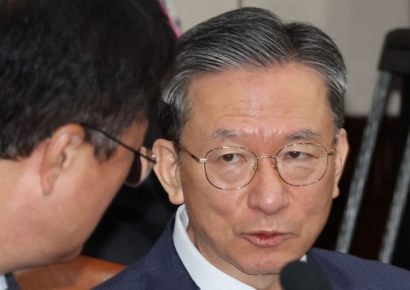 [포토] 매서운 눈빛의 정성호 법무장관 