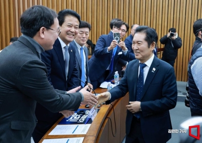 [포토] 기초·광역 의원들과 인사하는 정청래 대표