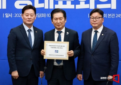 [포토] 지방의회법 제정 건의서 건네 받은 정청래 대표