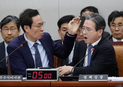 靑 참모 지선 출마 소식에…野 "일 뒷전" VS 與 "전문성 선순환" 공방 