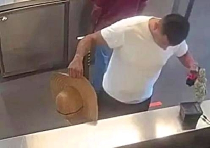 불룩한 속옷에 "내 신체 부위" 우기던 남성…바지 속에서 나온 것 보니 '깜짝'