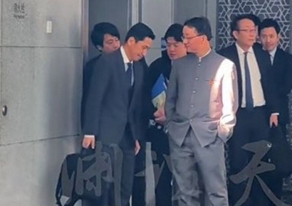 주머니에 손 넣고 뒷짐 지고…日 당국자 만난 中 국장 매너 '입길'