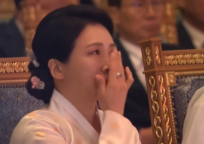 UAE 간 김혜경 여사, 조수미 '그리운 금강산' 노래에 연신 눈물