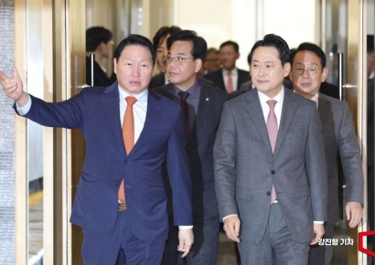 [포토] 간담회장 들어서는 장동혁 대표-최태원 회장