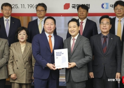 [포토] 국민의힘에 정책제안서 전달하는 최태원 대한상의 회장