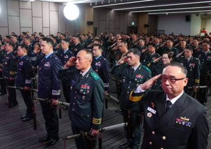 軍, 준장 진급·진급예정자에 삼정검 수여…일부는 보류
