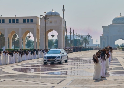 李 대통령 흰 벤츠 타고 등장하자…'긴 머리' 좌우로 흔든 소녀들, 왜?