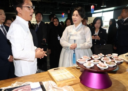 UAE서 '불닭볶음면' 시식한 김혜경 여사 "라면도 할랄 인증 되느냐"
