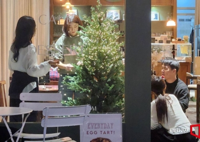 "돈도 없고 사람 만나기도 귀찮고"…케이크 먹고 영화 보며 홈캉스 보낸다