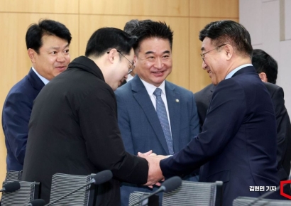 [포토] 참석자들과 인사하는 윤호중 장관