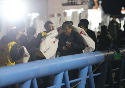 "뉴스 검색하다 그만"…해경, '여객선 좌초 책임' 일항사·조타수 긴급체포
