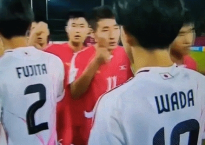 '하이파이브' 日 선수들 손바닥에 주먹질 '퍽퍽'…北 청소년 축구 비매너