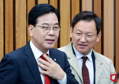 [포토] 원내대책회의 참석하는 송언석
