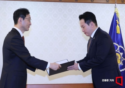 [포토] 헌번존중 정부혁신 TF 자문단 위촉장 받는 임태훈 소장