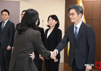 [포토] 직원들과 인사 나누는 박철우 신임 중앙지검장