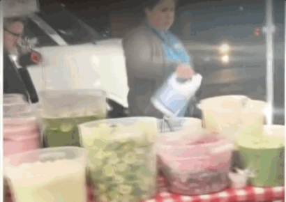 노점상 식자재에 표백제 '콸콸콸'…단속반에 들끓던 비난, 갑자기 조용해진 이유