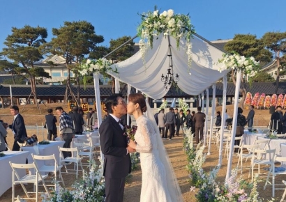 경북도청 잔디밭 낭만 결혼식 '1호' 주인공 탄생…구경온 이웃에도 '한턱' 