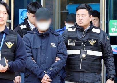 휴대전화로 뉴스 검색…여객선 좌초 시킨 항해사·조타수 구속