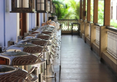 돌아온 외국인, 명동 상권의 부활…가성비 호텔 뷔페 '예약 전쟁'