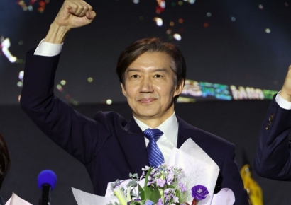 진중권, 조국 득표율 98.6%에 "박정희 이후 47년 만"…조국은 "팬덤 의존 않겠다"