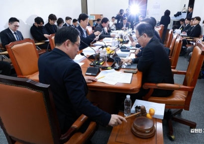 [포토] 의사봉 두드리는 박수영 조세소위 위원장