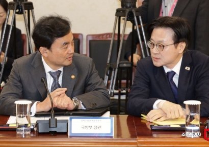[포토] 대화하는 안규백, 김정관 장관
