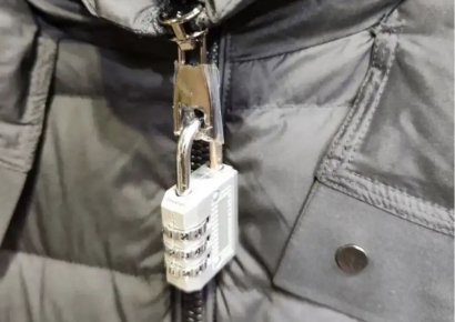 자물쇠 '척' 달아놓은 겨울 점퍼…"최신유행?" 무슨 일인가 봤더니