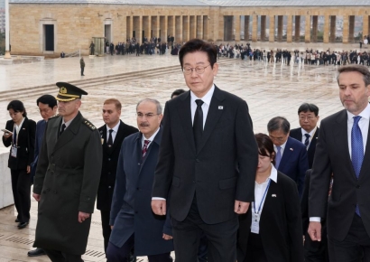 李대통령, 튀르키예 국부 묘소 참배…"형제국 공동 번영을 위해"