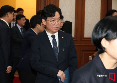 [포토] 국무회의 입장하는 김영훈 장관