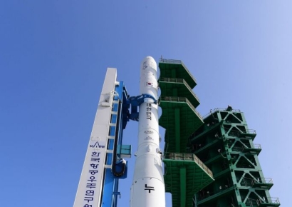 [누리호 4차 발사]누리호, 발사대 기립 완료…4차 발사 준비 순조롭다