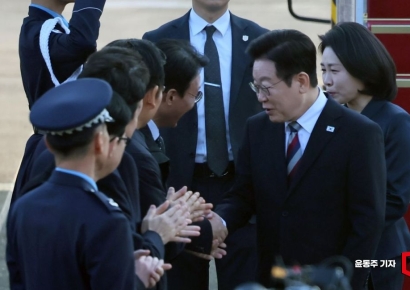 [포토] 김민석 총리와 인사 나누는 이재명 대통령