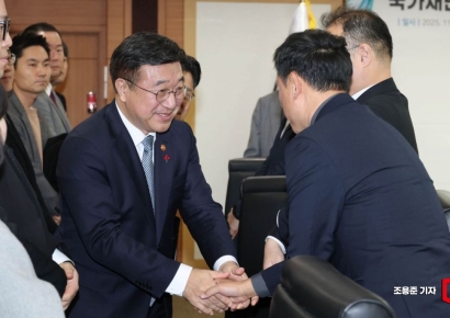 [포토] 국가재난관리물류기업과 인사하는 윤호중 장관