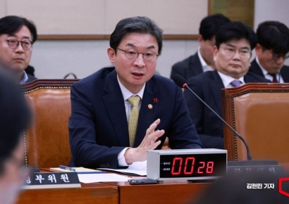 [포토] 의원 질의 답하는 이억원 금융위원장