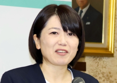 男 직원과 호텔 간 시장, 직원들에 성희롱 문자 보낸 지사…성추문 파장에 결국