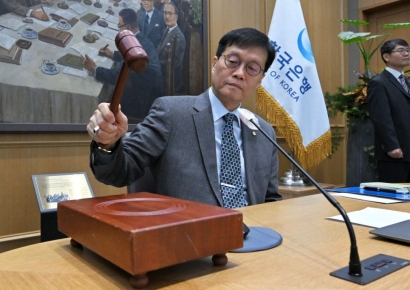 "韓 성장률, 내년보다 내후년 좋다"…부동산·환율 불안, 한은 11월 '금리 동결'(종합)
