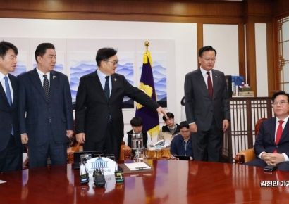 [포토] 기념촬영 거부하는 송언석 원내대표