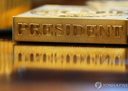 관세협상서 트럼프에 '황금 선물'한 스위스 기업인들, 뇌물 혐의 피소 
