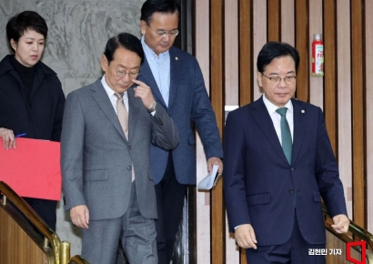 [포토] 회의장 들어서는 국민의힘 원내지도부