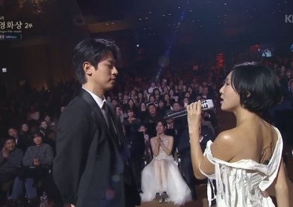 "청룡 보고 여기까지 왔습니다"…화사·박정민, 음원·서적 줄줄이 역주행 