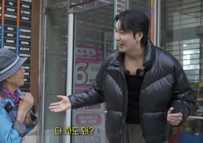 폐지 줍는 할머니에 '무제한 카드' 건네자…"진짜 다 사도 돼?" 선행 화제