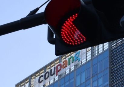 "또 국민 기만" "쿠팡 트래블? 그게 뭔데"…5만원도 쪼갠 '보상쿠폰' 논란