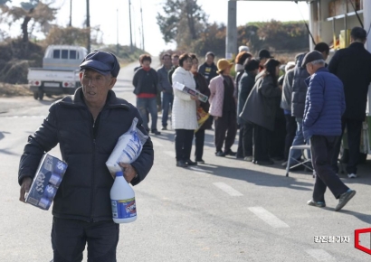 "창고에 쟁여놔야 마음이 편해요"…목숨 건 장보기 해결하는 이동식 마트[식품사막] ③