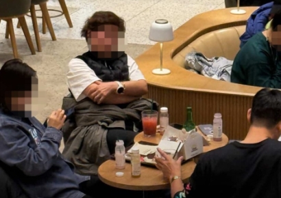 "제발 이러지 좀 마세요"…스타벅스서 치킨 뜯고 소주 먹은 中 관광객들