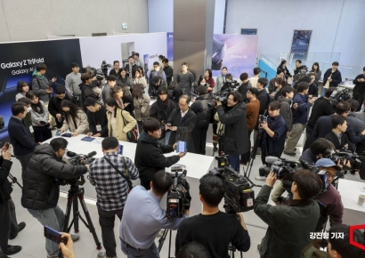 [포토] 갤럭시Z 트라이폴드 체험하는 취재진