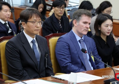 "쿠팡 영업정지" "1조원대 과징금"…여야, 침묵 김범석 맹폭